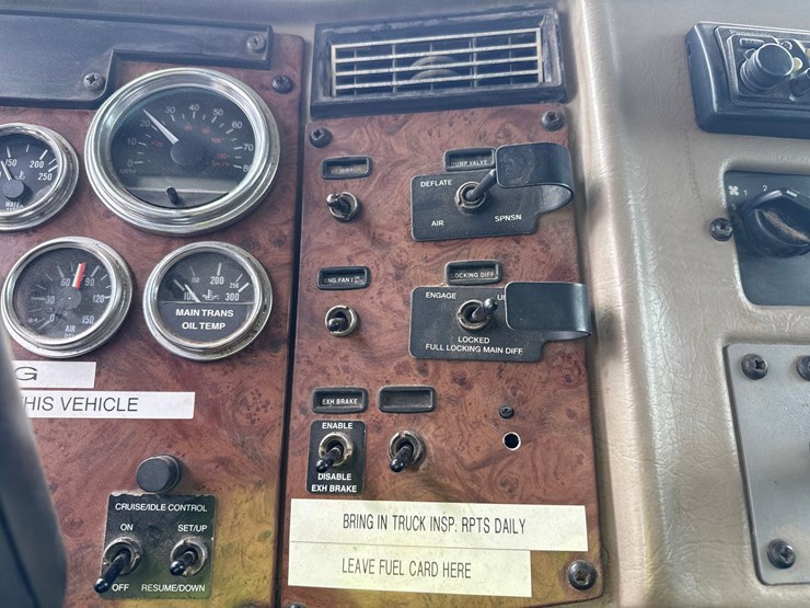 2007-peterbilt-335-image-83