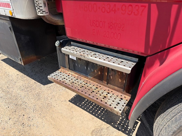 2000-freightliner-fl80-image-17