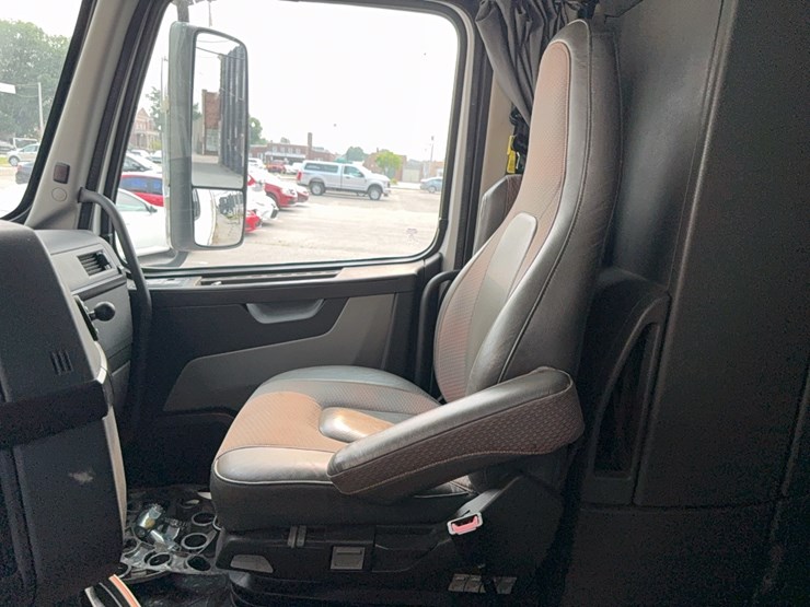 2019-volvo-vnl860-sleeper-cab-semi-image-64