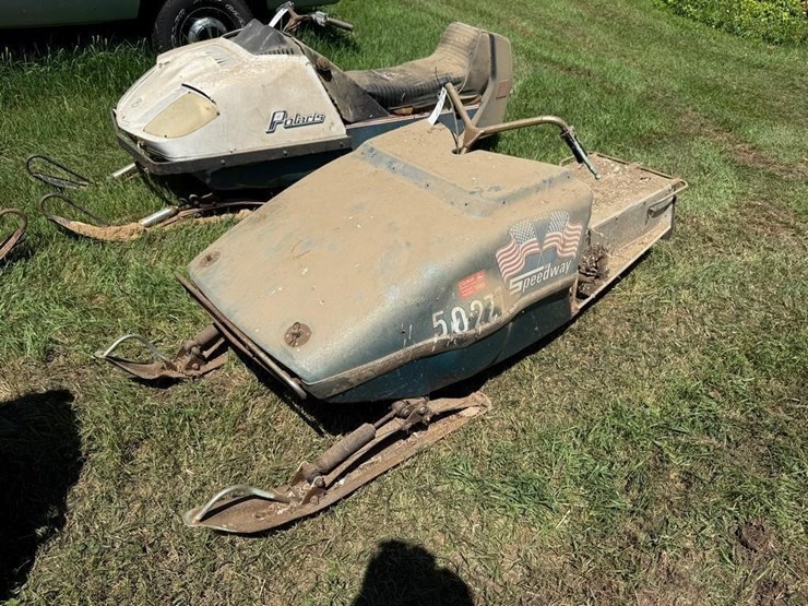 speedway-440-snowmobile-image-1