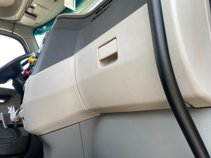 2019-peterbilt-579-image-46
