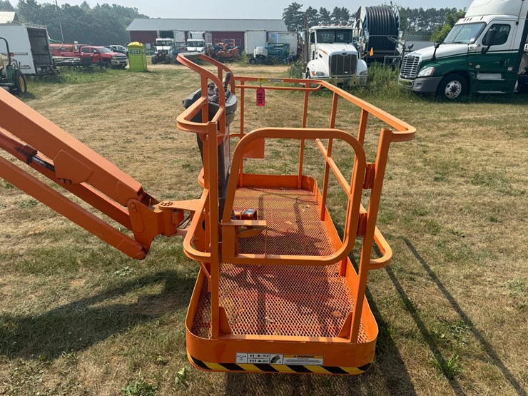 2012-jlg-600aj-image-31