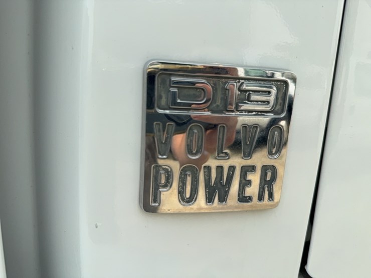 2015-volvo-day-cab-semi-image-10