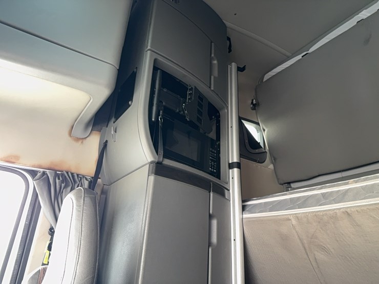 2019-volvo-vnl860-sleeper-cab-semi-image-66