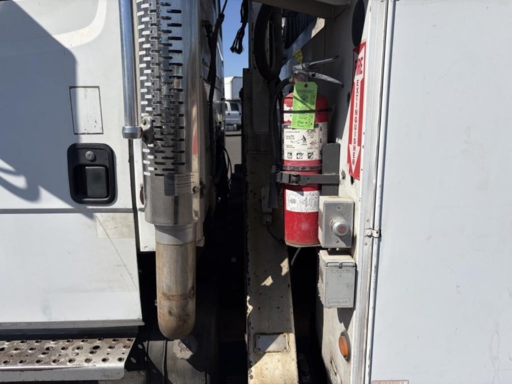 2000-freightliner-fl80-service-utility-truck-image-22