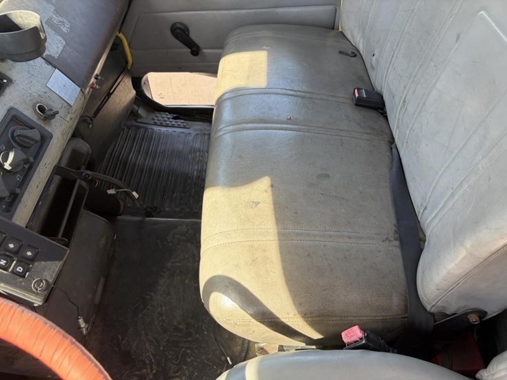 2000-freightliner-fl80-service-utility-truck-image-30