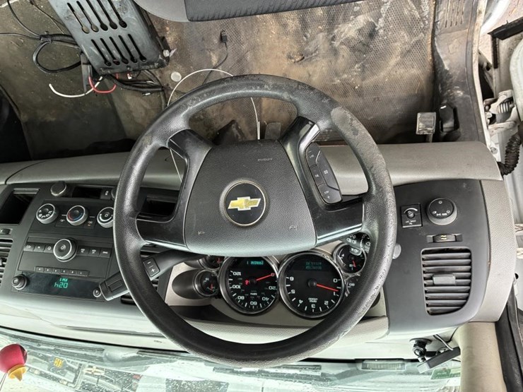 2013-chevrolet-silverado-2500-image-13