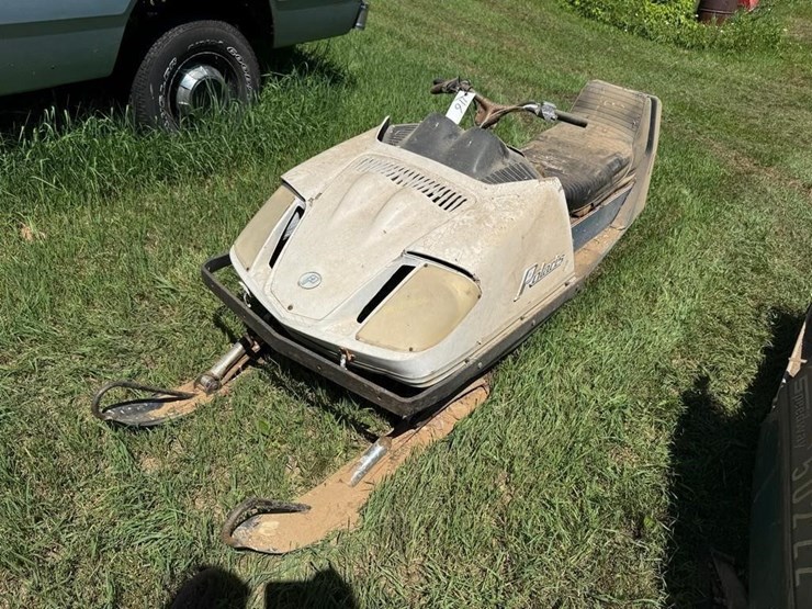 polaris-snowmobile-image-1