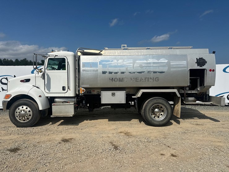 2007-peterbilt-335-image-2
