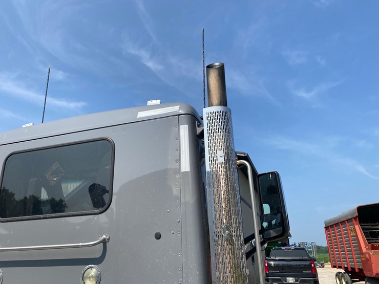 2019-peterbilt-579-image-17