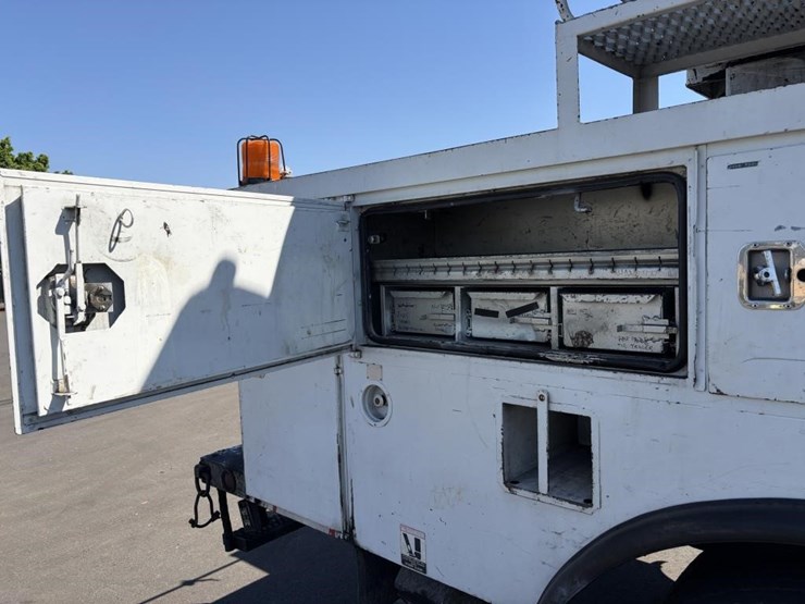 2000-freightliner-fl80-service-utility-truck-image-23