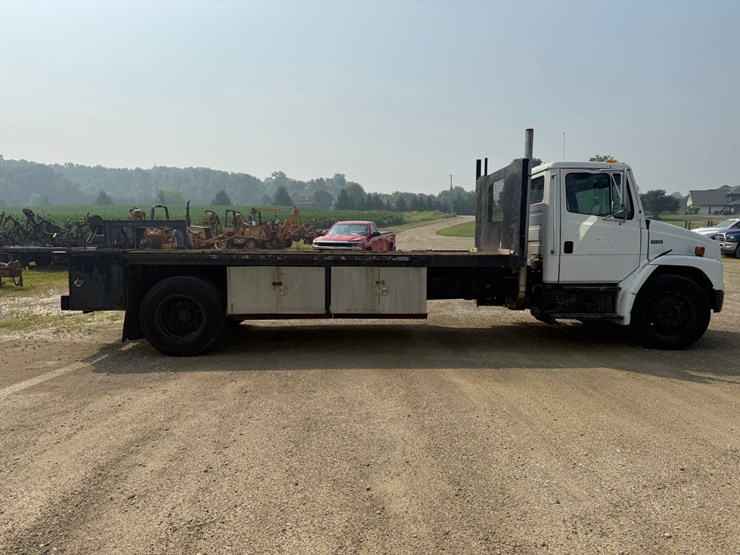 2000-freightliner-fl60-image-6