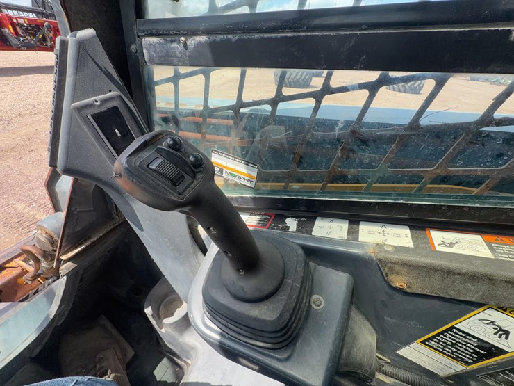 2011-john-deere-329d-image-32