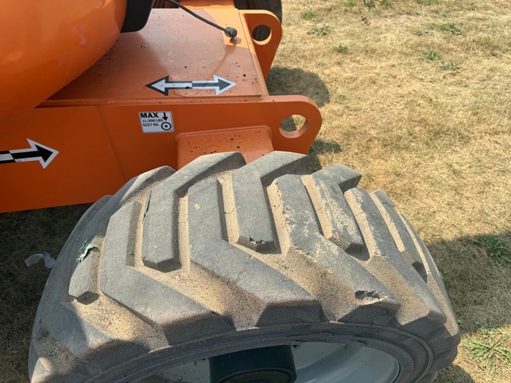 2012-jlg-600aj-image-36