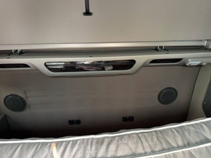 2019-volvo-vnl860-sleeper-cab-semi-image-68