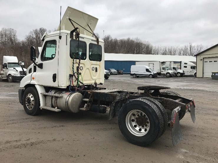2018-freightliner-cascadia-113-image-2