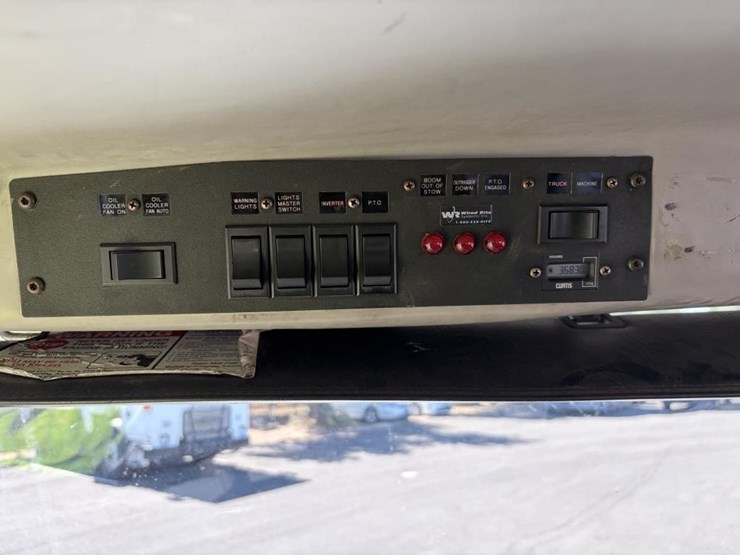 2000-freightliner-fl80-service-utility-truck-image-36