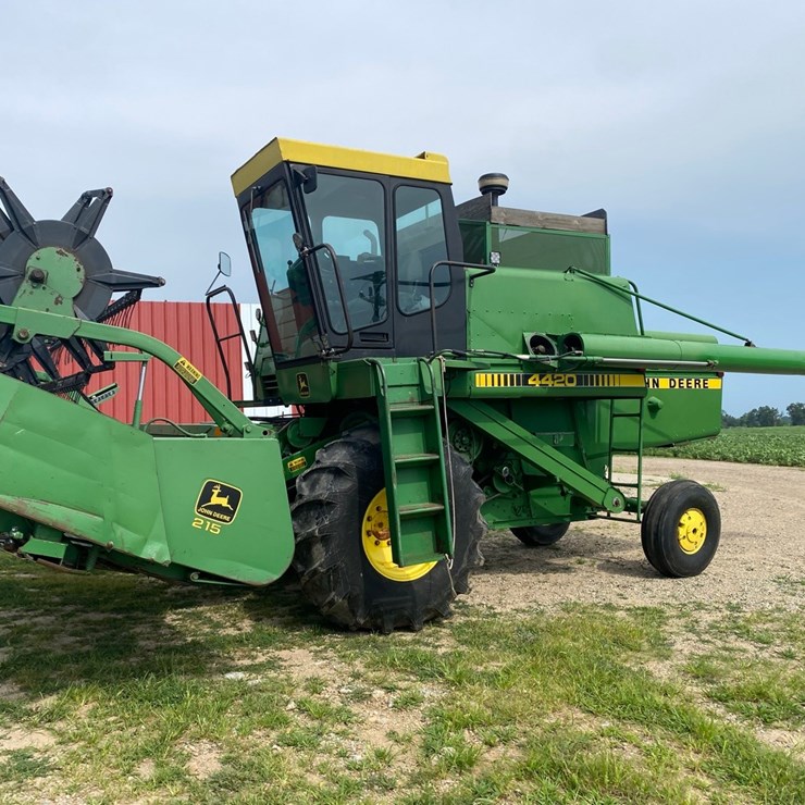 John Deere 4420 Combine
