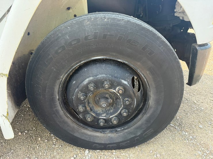 2000-freightliner-fl60-image-61