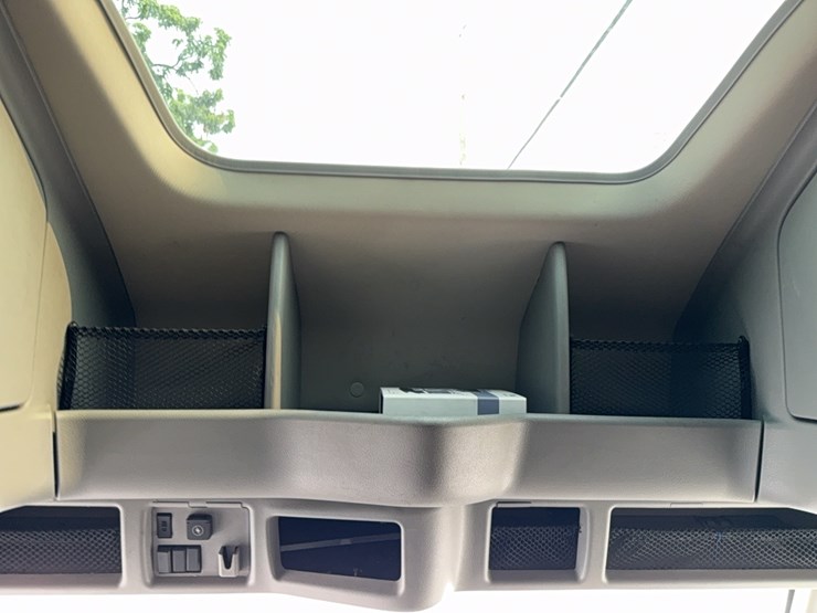 2019-volvo-vnl860-sleeper-cab-semi-image-86