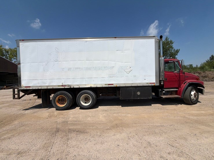 2000-freightliner-fl80-image-6