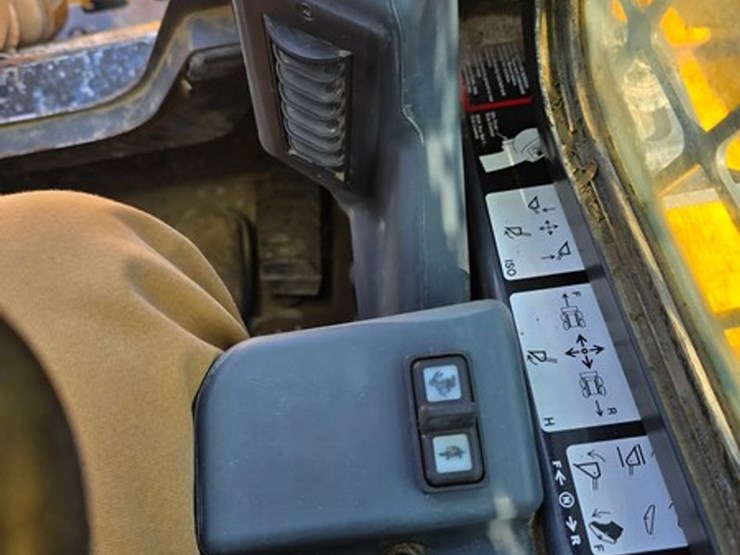 deere-330g-image-18