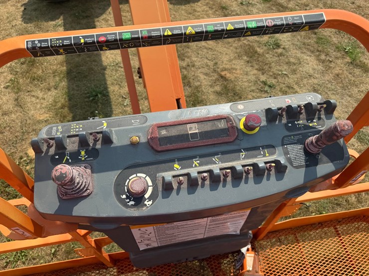 2012-jlg-600aj-image-30