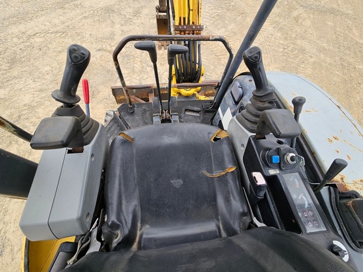 new-holland-e35sr-image-24