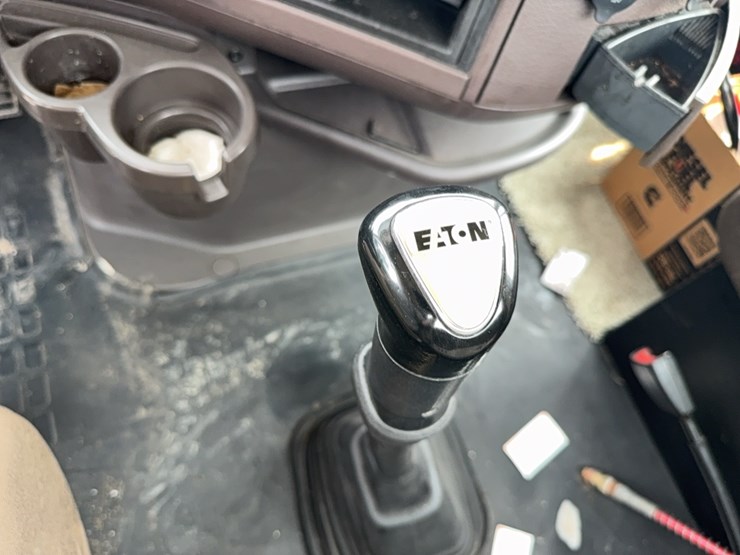 2015-volvo-day-cab-semi-image-56