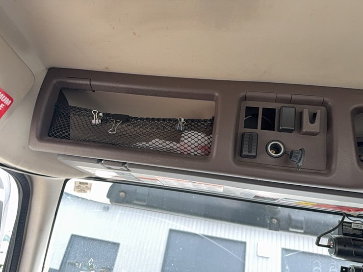 2015-volvo-day-cab-semi-image-53