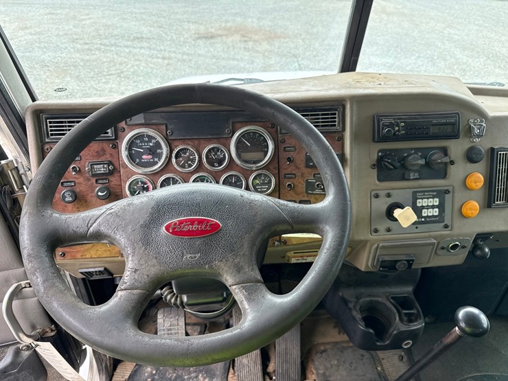 2007-peterbilt-335-image-87
