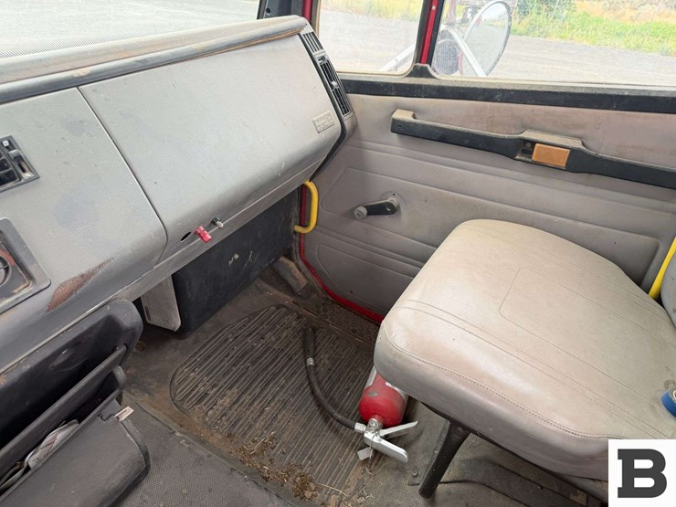 1999-freightliner-fl80-image-30