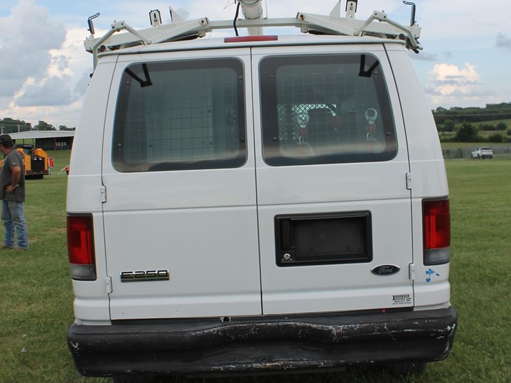 2010-ford-e250-image-3