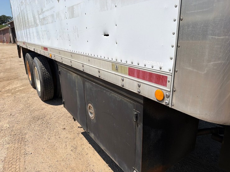 2000-freightliner-fl80-image-19