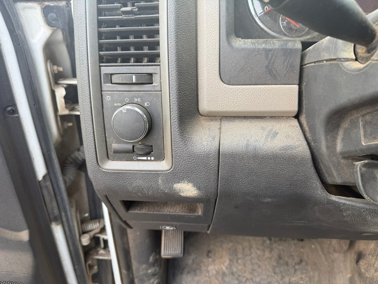 2011-dodge-3500-image-38