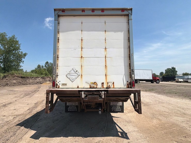 2000-freightliner-fl80-image-4