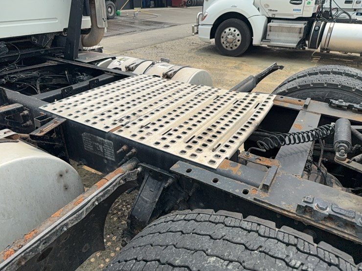 2015-volvo-day-cab-semi-image-23
