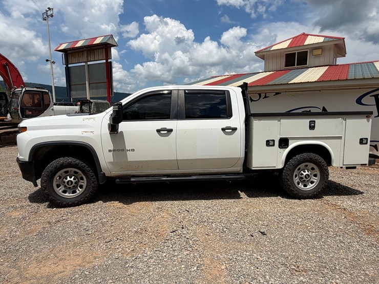 2020-chevrolet-3500hd-image-2