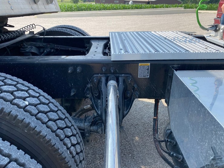2019-peterbilt-579-image-18