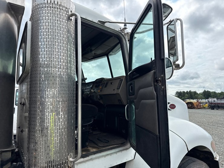 2007-peterbilt-335-image-75