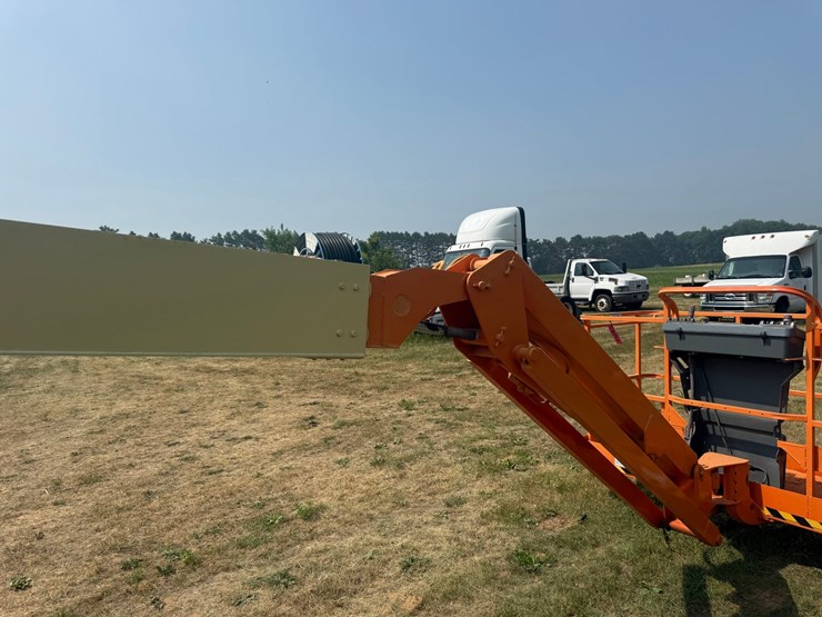 2012-jlg-600aj-image-28