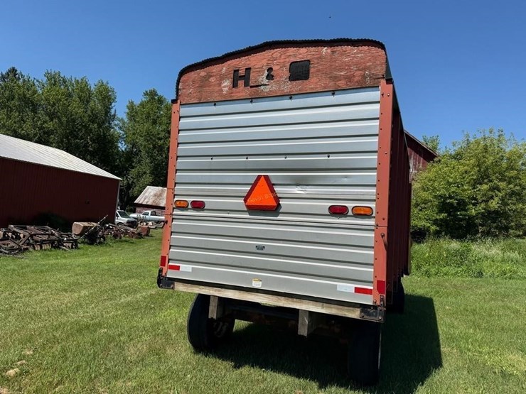 h&s-7+4-twin-auger-16'-forage-wagon-image-4