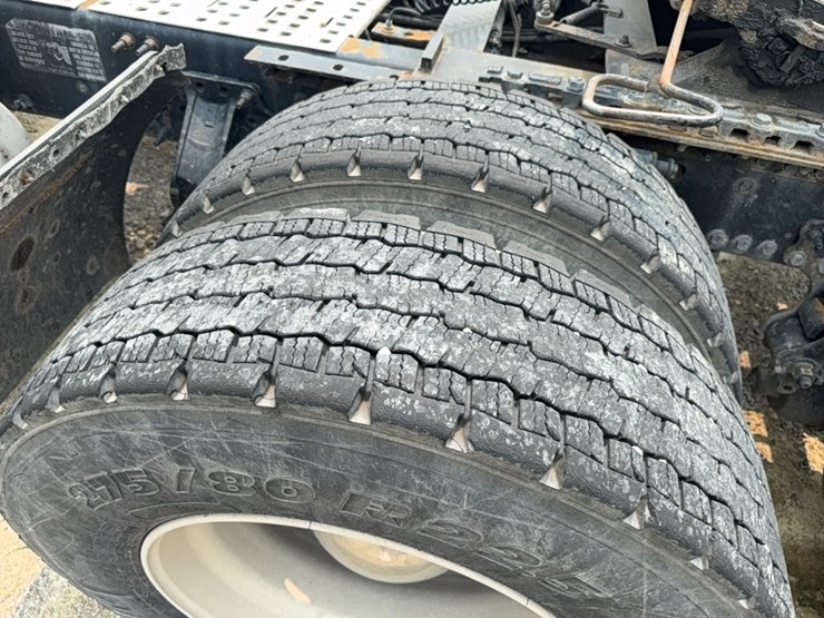 2015-volvo-day-cab-semi-image-17