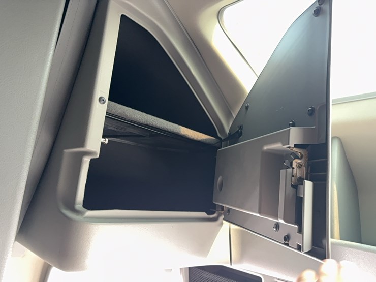 2019-volvo-vnl860-sleeper-cab-semi-image-78