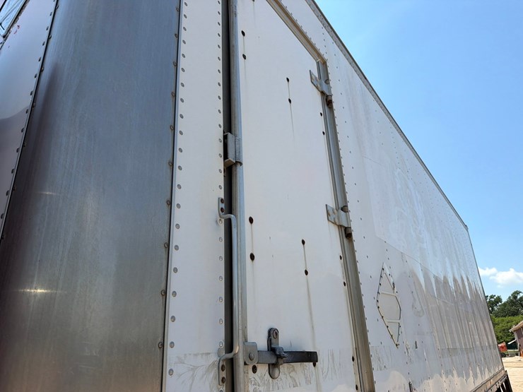 2000-freightliner-fl80-image-14