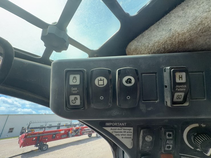 2011-john-deere-329d-image-33