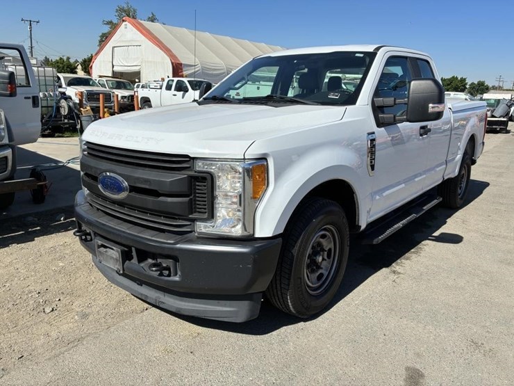 2017-ford-f250-xl-image-1