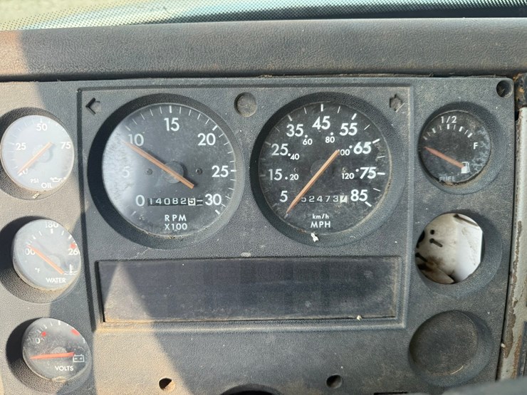 2000-freightliner-fl60-image-52