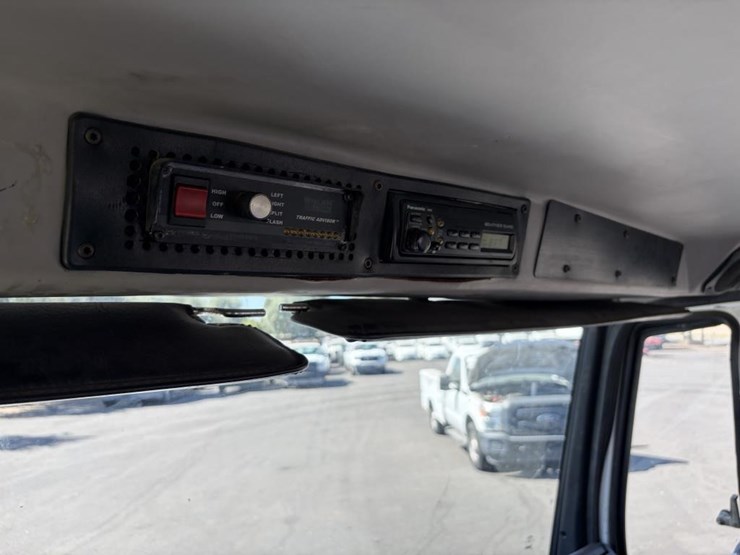 2000-freightliner-fl80-service-utility-truck-image-38