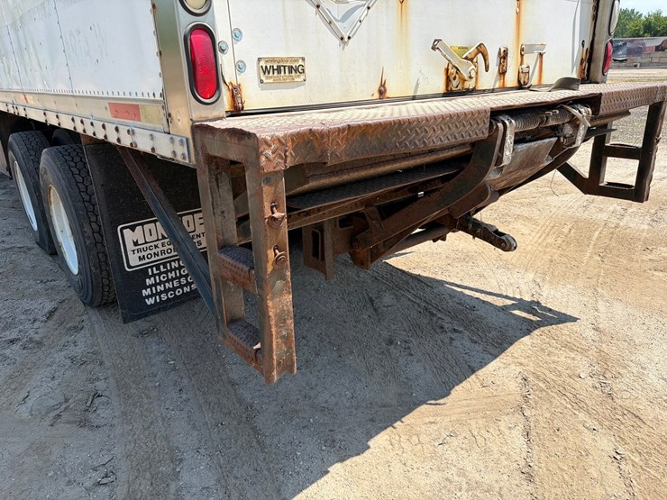 2000-freightliner-fl80-image-23